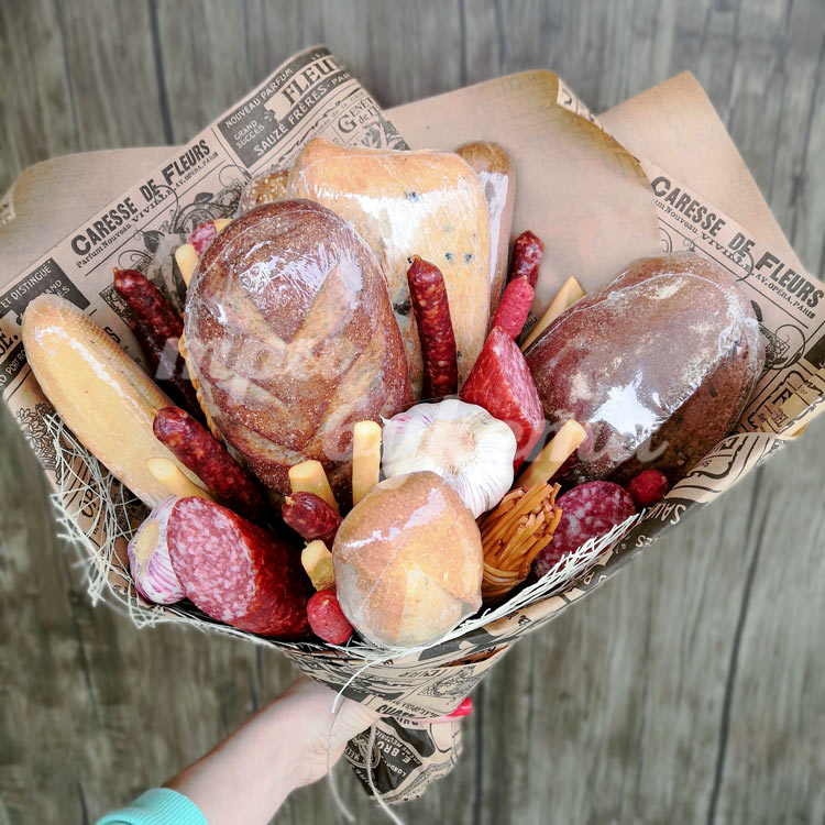 Букет с колбасой, сыром и чесноком