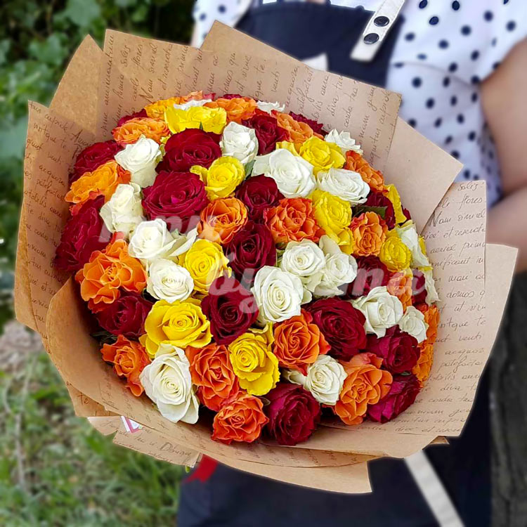 Разноцветный букет из роз (в руках)