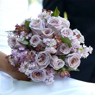 Букет невесты из маттиолы и роз «Счастливый случай»