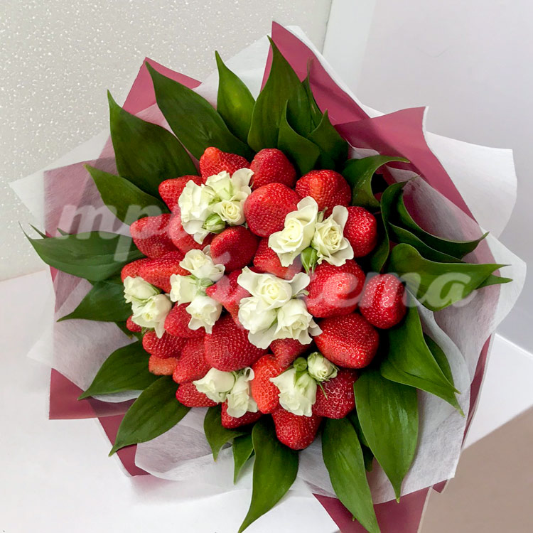 Букет из белых роз с клубникой