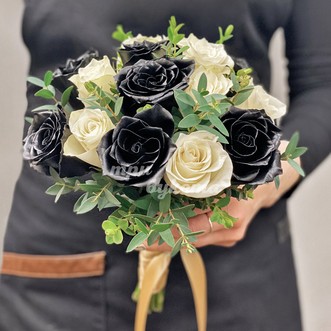 Букет невесты из черных и белых роз