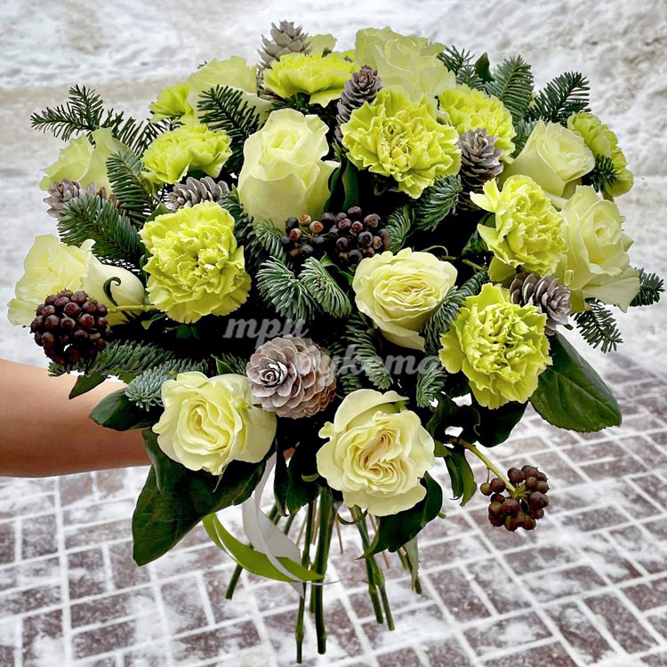 Новогодний букет из белой розы (крупный план)