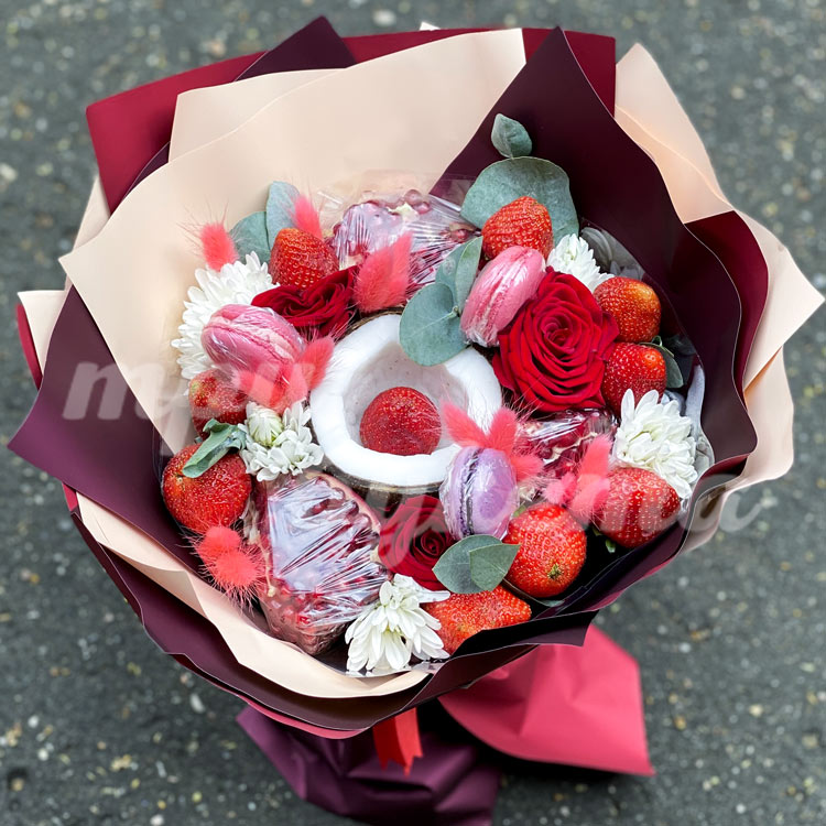 Букет из кокоса и макарунов (вид сверху)