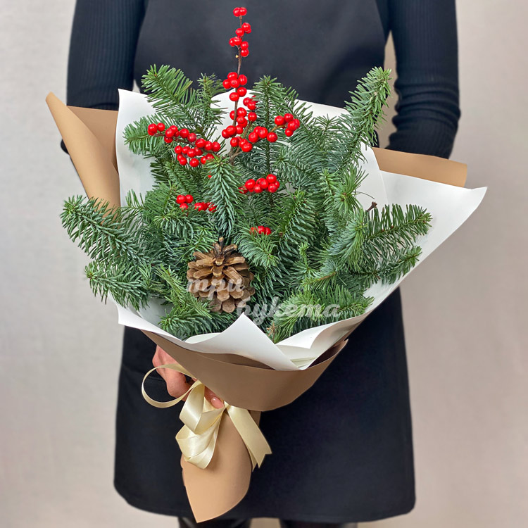 Зимний букет из ягод и веток хвои (в руках)
