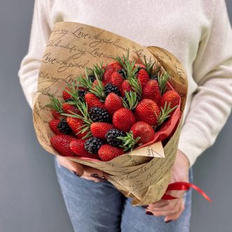 Букет из 25 ягод клубники и ежевики