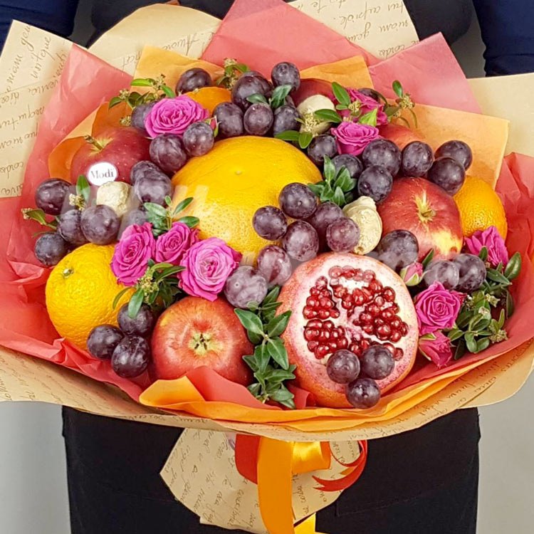 Букет из фруктов и кустовых роз (крупный план)