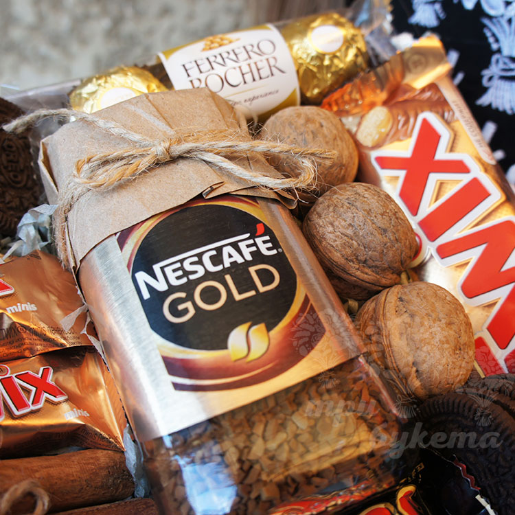 Коробочка с кофе и сладостями (вблизи)