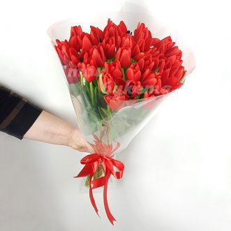 Букет из 35 красных тюльпанов Букет из 35 красных тюльпанов
