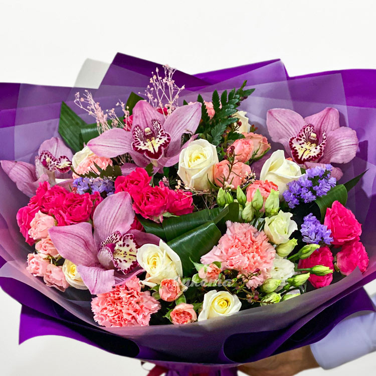 Букет из кустовых роз и орхидей (крупный план)