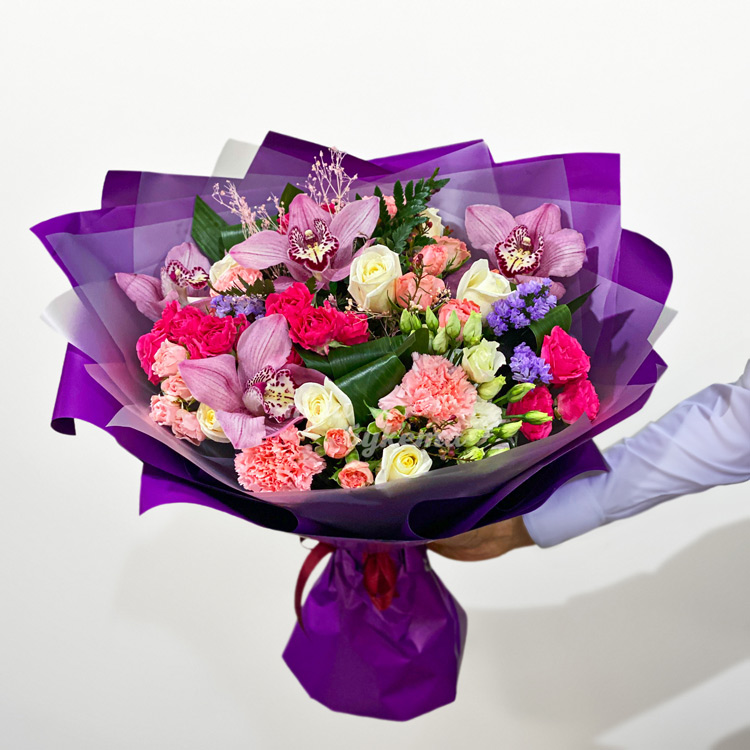 Букет из кустовых роз и орхидей