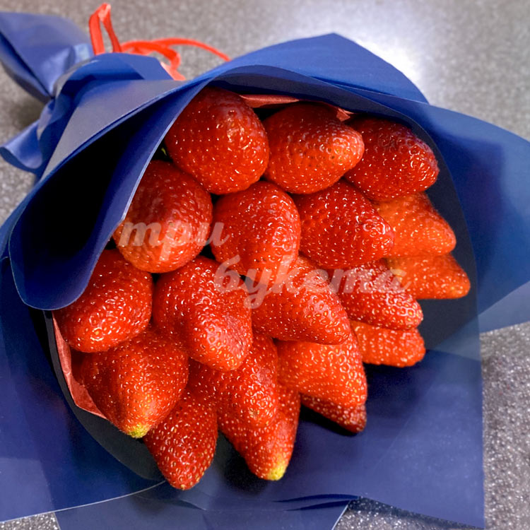 Букет из 19 ягод клубники (крупный план)