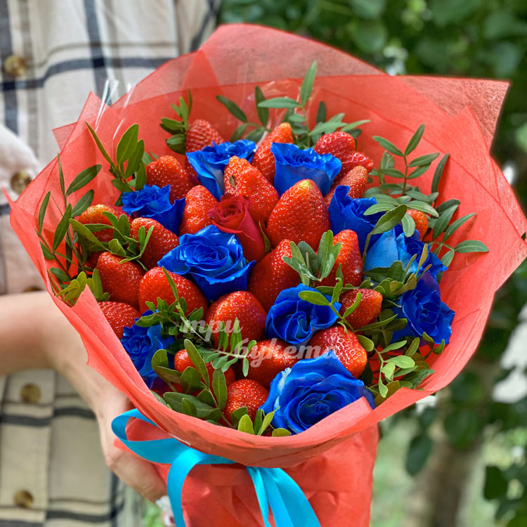 Букет из синих роз и клубники (в руке)