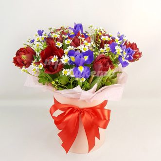 Ирисы и тюльпаны с ромашкой