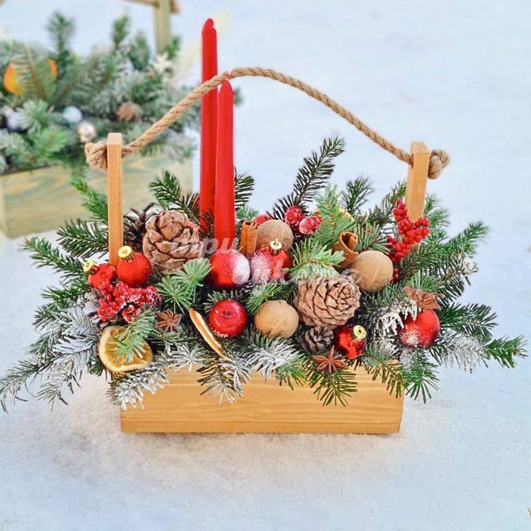 Новогодний ящик с шарами и свечами