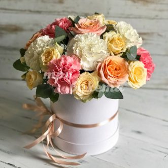 Нежные розы и гвоздики в коробке