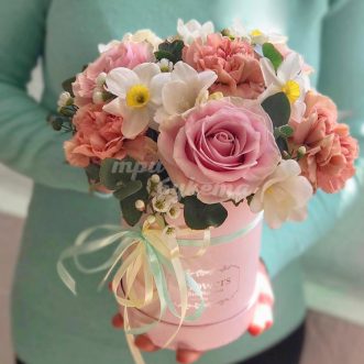 Нарциссы, фрезии и розы в коробке