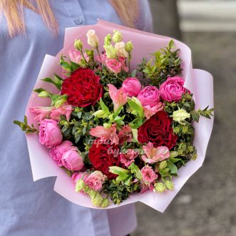 Букет из розовых роз и альстромерий