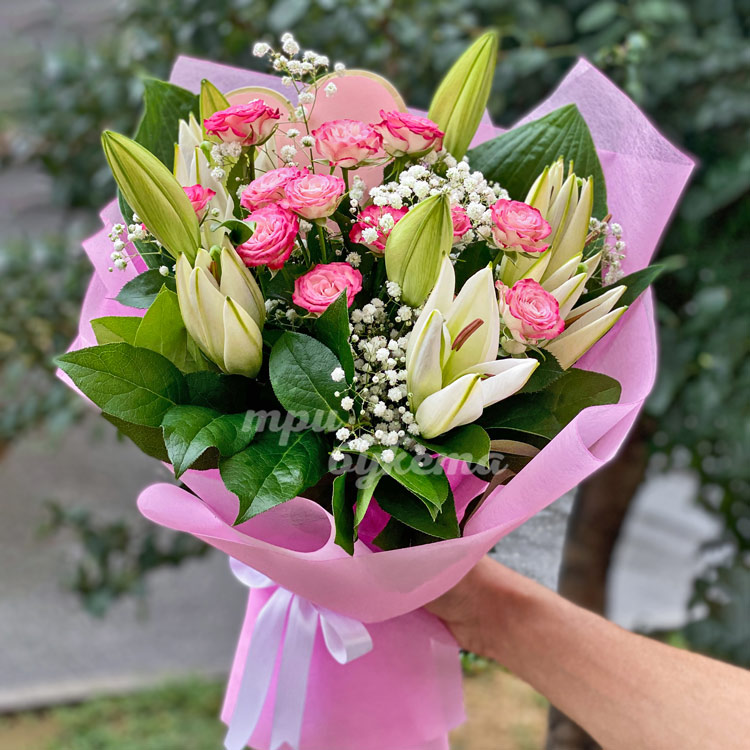 Букет белых лилий с кустовыми розами