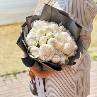 Букет из 20 белых пионов