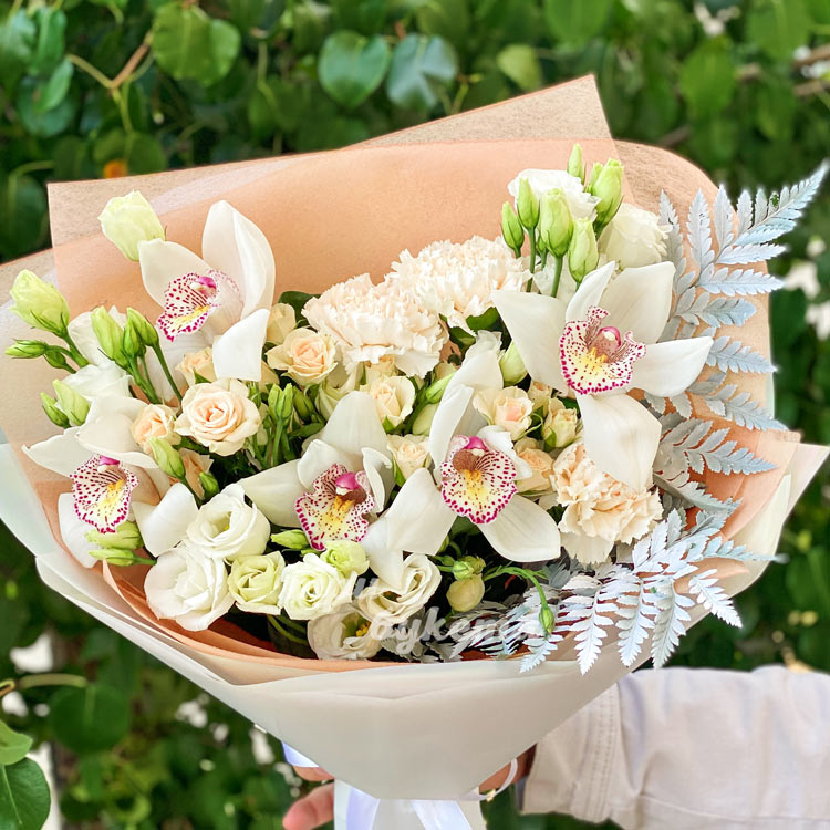 Букет из эустом и орхидей (на фоне зелени)