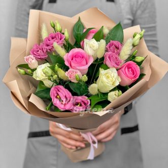 Букет из эустом, роз и лагуруса