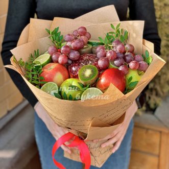 Букет из граната, лайма и яблок Букет из граната, лайма и яблок