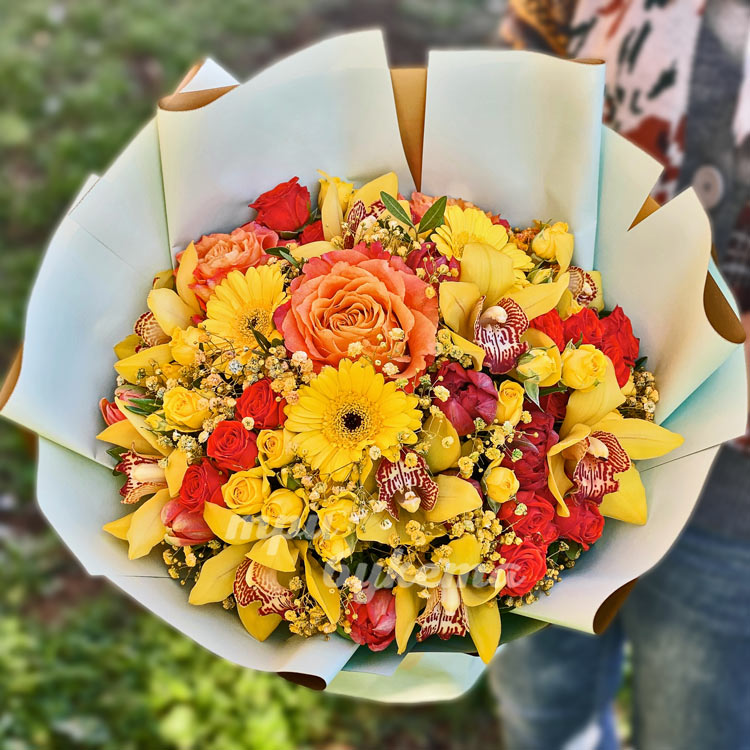 Букет из желтых орхидей, роз и гербер (вид сверху)