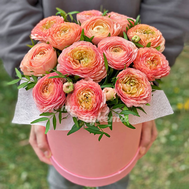 Коробка с персиковыми ранункулюсами