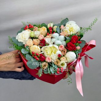 Коробка-сердце с розами, пионами и эвкалиптом