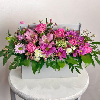 Ящик фиолетовых хризантем и лимониума Ящик фиолетовых хризантем и лимониума