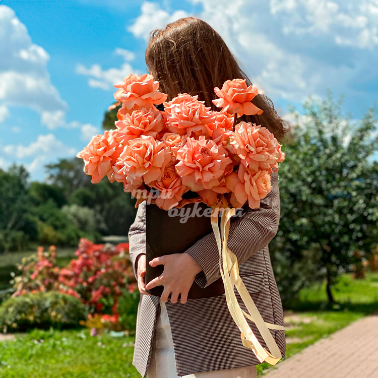 Коробка с персиковыми розами Кахала (в руках флориста)