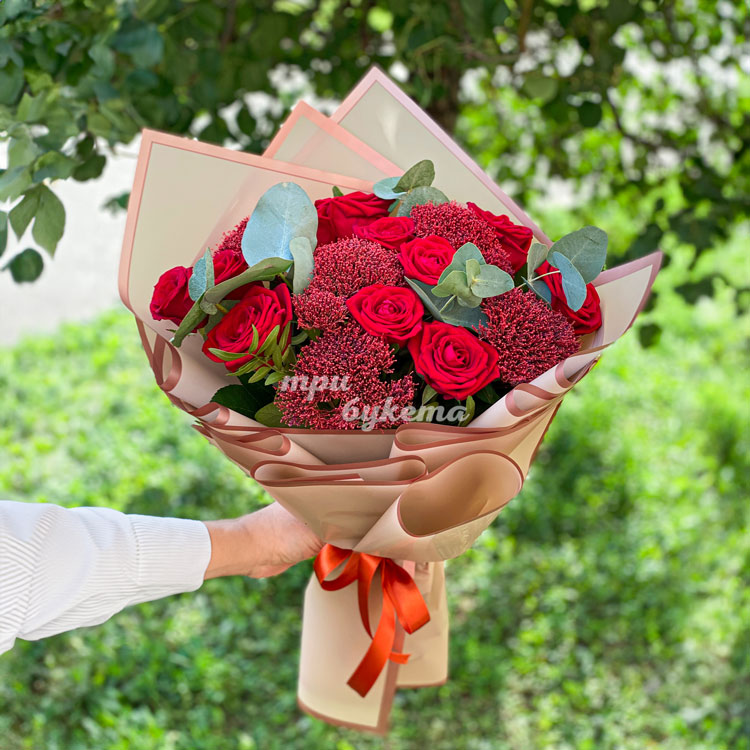 Букет из 11 красных роз с зеленью