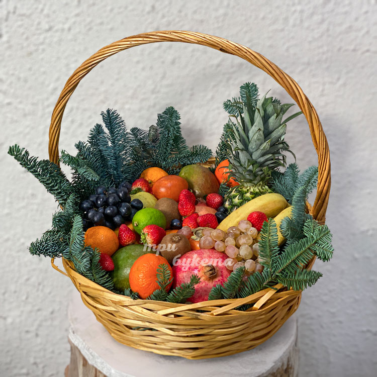 Корзина на новый год с фруктами с хвоей