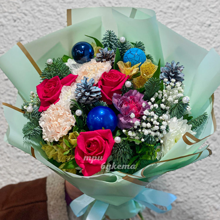 Зеленый новогодний букет с цветами (крупный план)