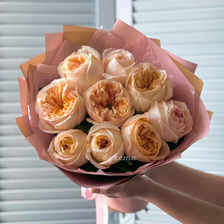 Букет из 9 желтых пионовидных роз (крупный план)