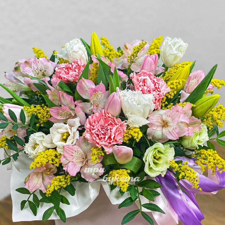 Тюльпаны, гвоздики и альстромерии в коробке (крупный план)