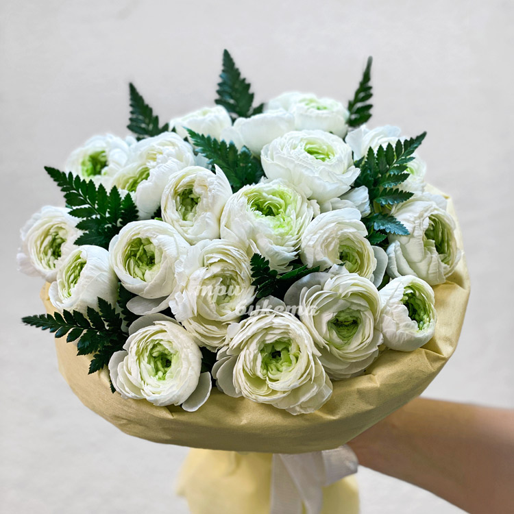 Букет белых ранункулюсов с папоротником (крупный план)