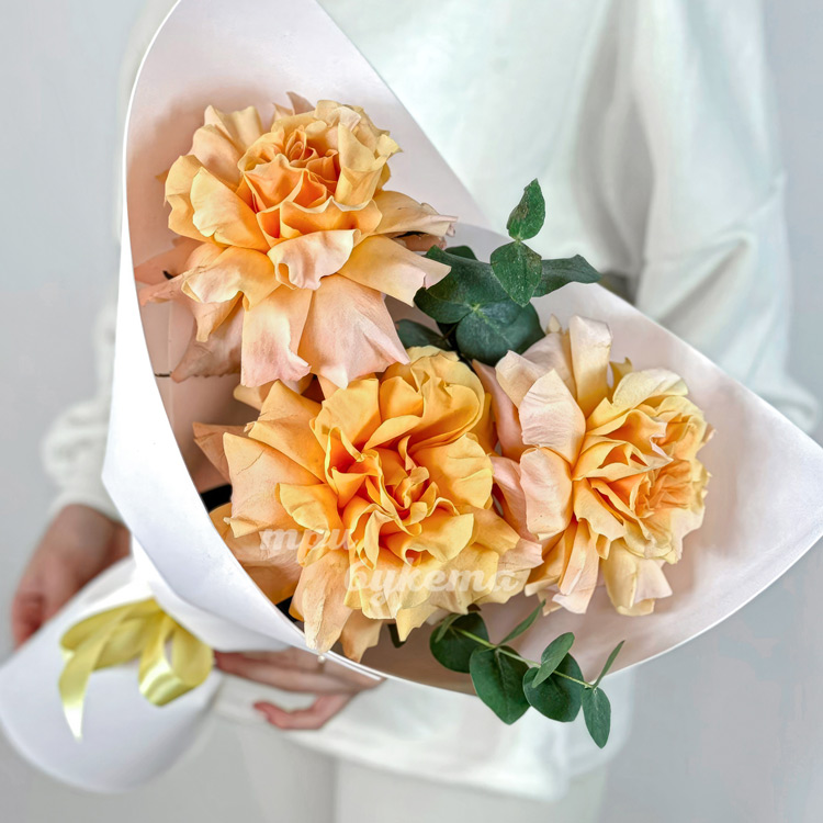 Мини-букет из французских желтых роз (крупный план)