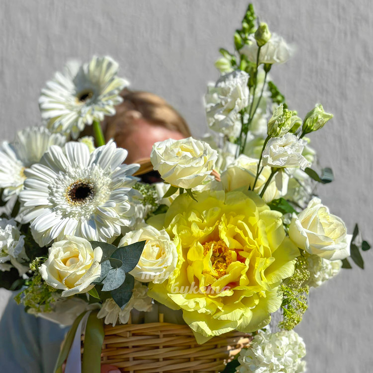 Корзина белых гербер с желтым пионом (крупный план)