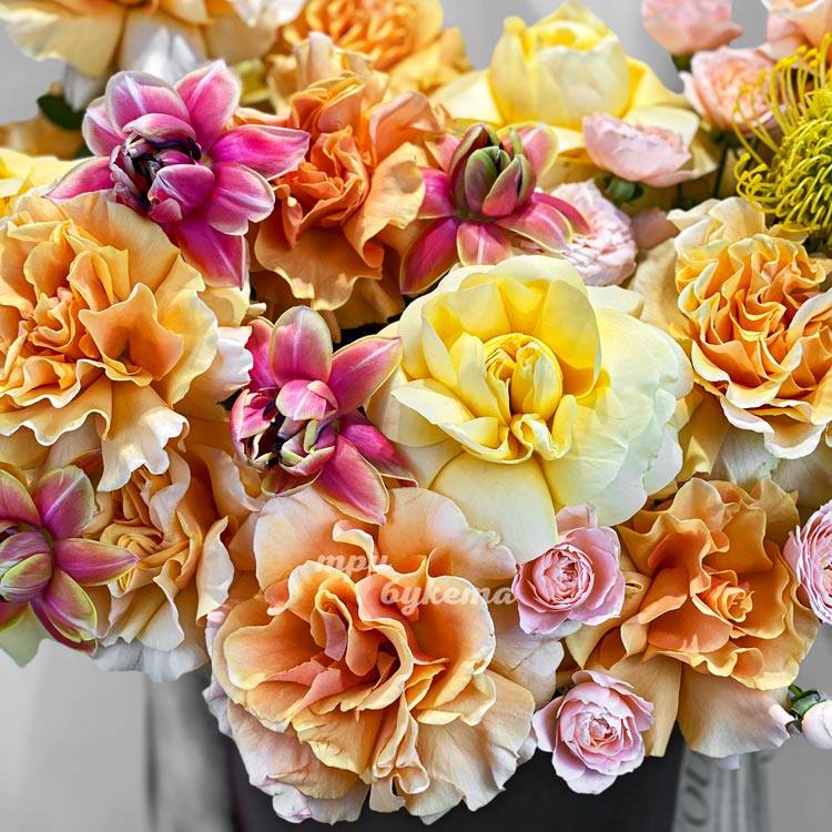 Коробка желтых французских роз с тюльпанами (крупный план)