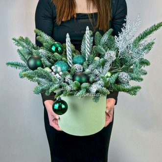 Зеленая новогодняя композиция в коробке Зеленая новогодняя композиция в коробке