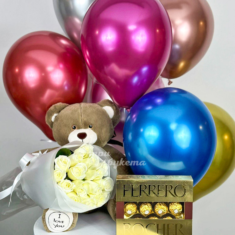 Набор из шариков, мягкой игрушки, конфет и 15 белых роз (общий крупный план)
